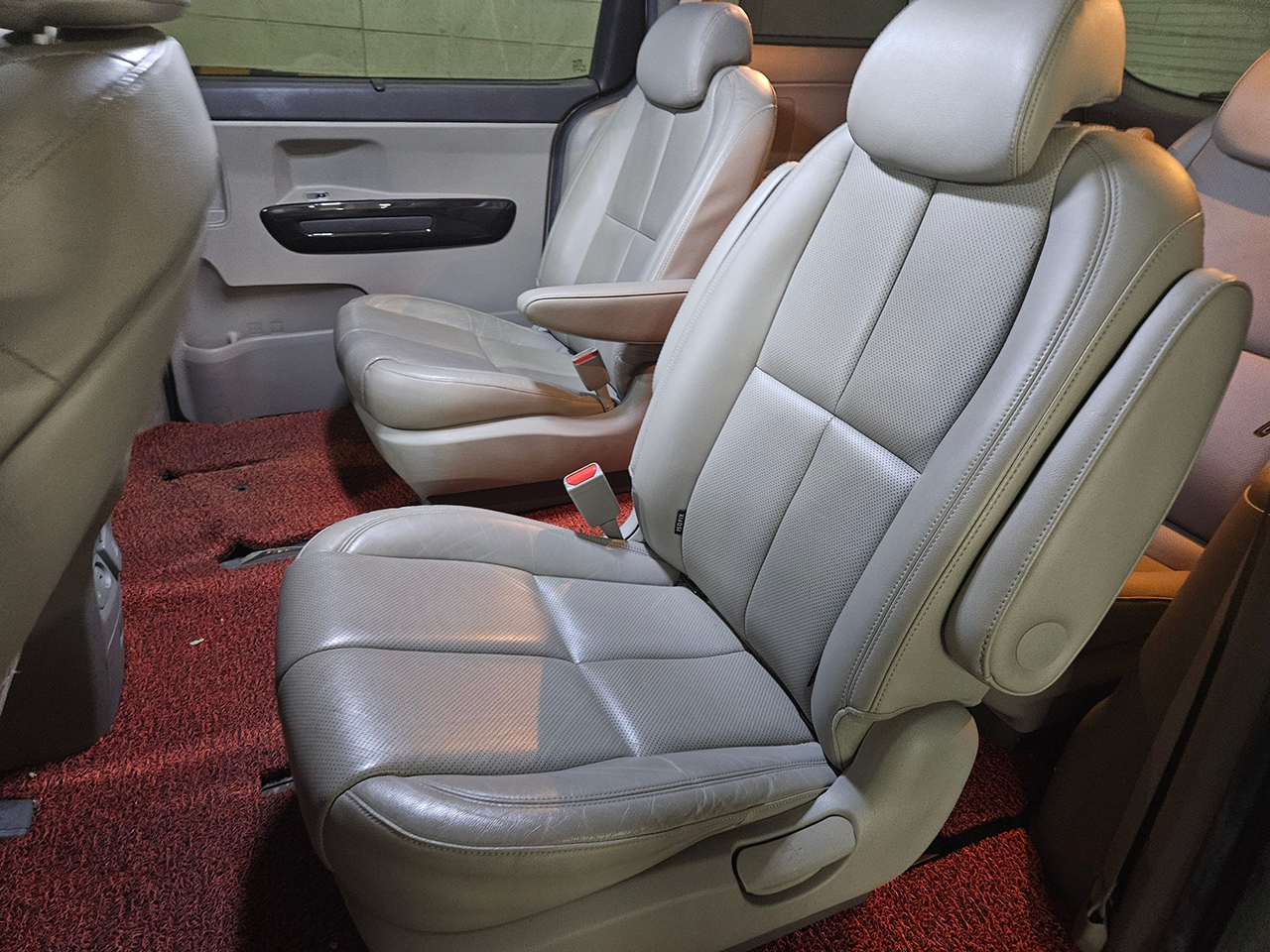 Kia Carnival-gal_13