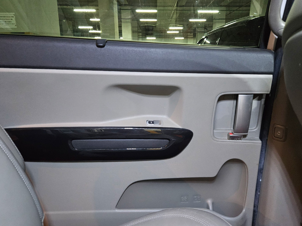 Kia Carnival-gal_14