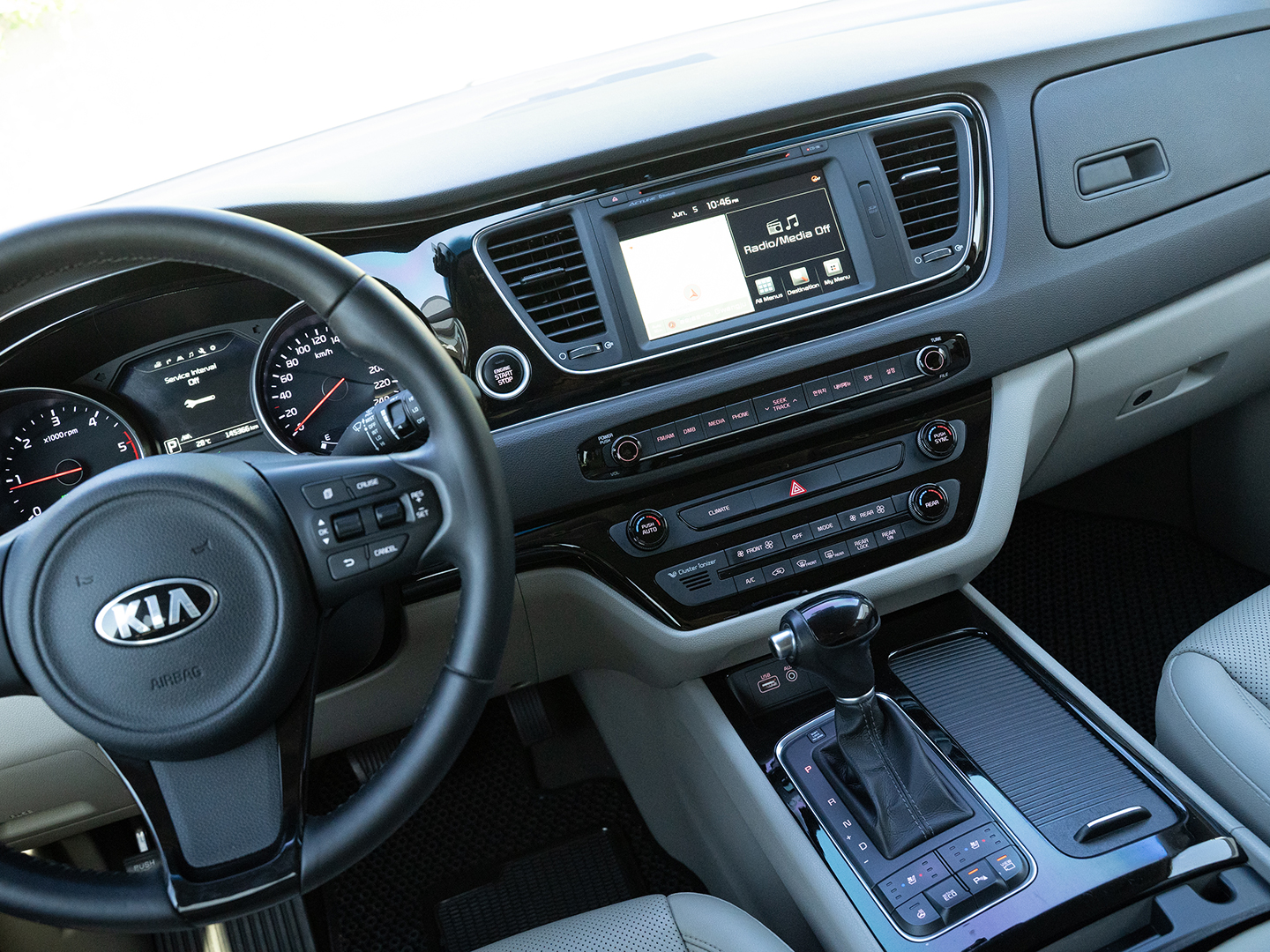 Kia Carnival-gal_12
