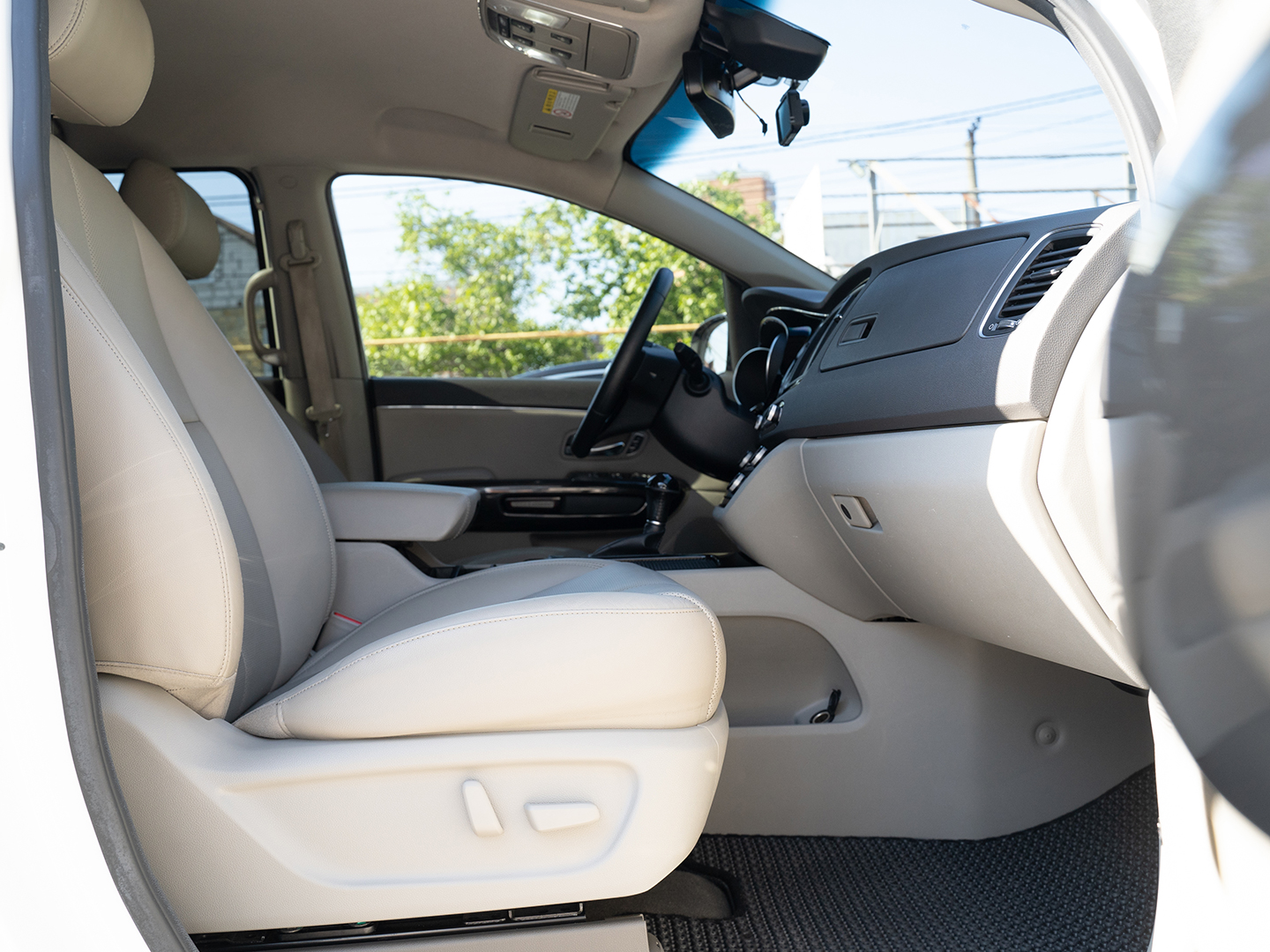 Kia Carnival-gal_15