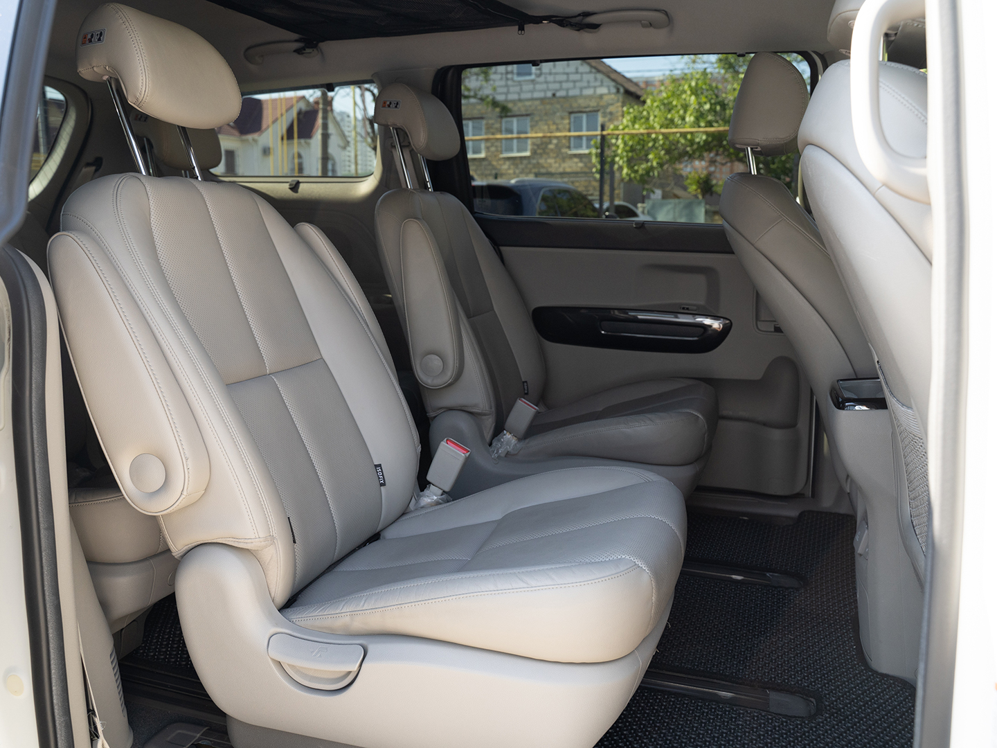 Kia Carnival-gal_16