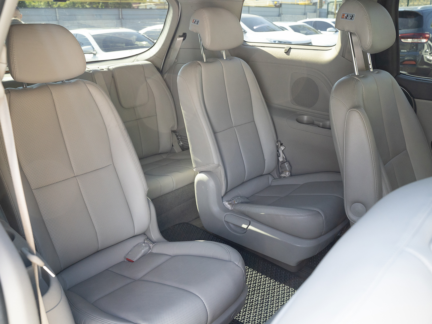 Kia Carnival-gal_18