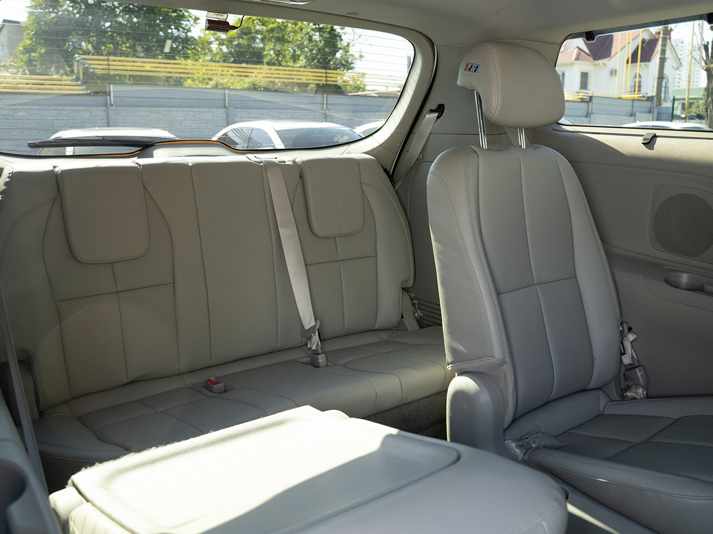 Kia Carnival-gal_19