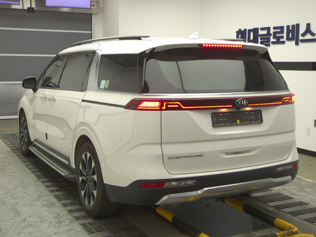 Kia Carnival-gal_2