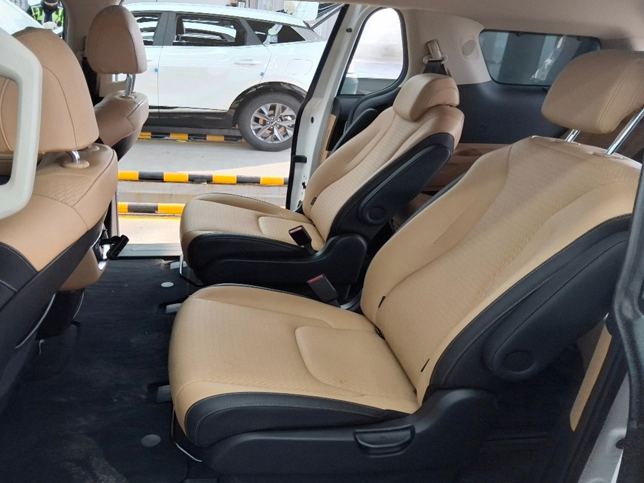 Kia Carnival-gal_16